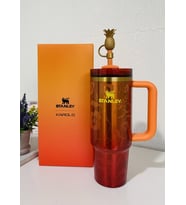 Stanley x Karol G Quencher H2.0 FlowState Pipetli Termos Bardak – Metalik Turuncu/Kırmızı Özel Koleksiyon 40 OZ (1.18 L)