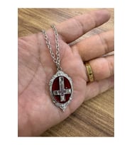 Vintage Kırmızı Taşlı Gotik Haç Kolye – Unisex Metal Zincirli Alternatif Tasarım