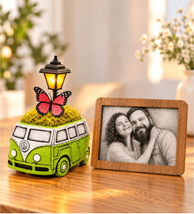 Kişiye Özel Karakalem Portre 15x12 cm Ahşap Çerçeve ve El Yapımı Yeşil Vosvos Minibüs Masa Lambası Seti – Sevgiliye Doğum Günü Hediyesi