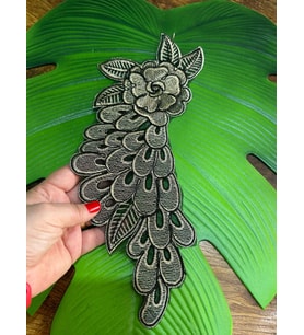 31X13 CM ALTIN VARAK İŞLEME ÇİÇEKLİ ARMA APLİKE DİKİŞ AKSESUARI