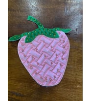 27X22 CM KABARTMA TAŞ VE BONCUK İŞLEME PEMBE ÇİLEK APLİKE ARMA YAMA