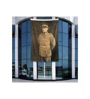 Takım Elbiseli Eli Cebinde Atatürk Poster Bayrak Raşel Kumal 4x6 metre ATA3