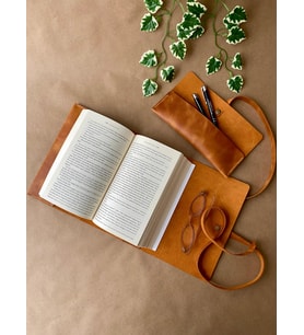 ALESTA LEATHER İsme Özel El Yapımı Hakiki Deri 2'li Hediye Seti - Kitap/Ajanda Kılıfı ve Kalemlik (Camel)