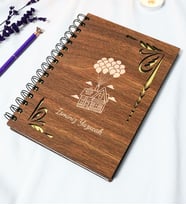 Kişiye Özel Uçan Ev Desenli Ahşap Kapaklı Defter - Ajanda - İsme Özel - A5 60 Yaprak (120 SAYFA) Hediyelik (Gold)