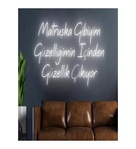 Matruşka Gibiyim Güzelliğimin İçinden Güzellik Çıkıyor Yazılı Neon Tabela