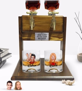BK Gift Kişiye Özel Renkli Baskılı Erkek ve Kadın Karikatürlü İkili Viski Bardağı ve Çift Musluklu Doğal Ahşap Viski Standı-5 (Model 1)