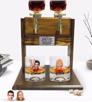 BK Gift Kişiye Özel Renkli Baskılı Erkek ve Kadın Karikatürlü İkili Viski Bardağı ve Çift Musluklu Doğal Ahşap Viski Standı-5 (Model 1)