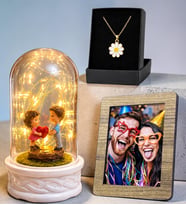 Kişiye Özel Ahşap Fotoğraf Çerçeveli Kalp Tutan Çiftli LED Işıklı Fanus ve Tasarım Kolye Hediye Seti