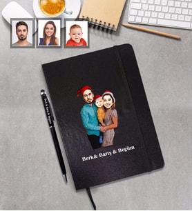Kişiye Özel Yılbaşı Aile Karikatürlü Siyah Defter Kalem Hediye Seti Model-1