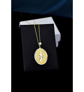 925 Ayar Gümüş Gold Rodyum Kaplama Incili Sol Anahtarı Plaka Kolye
