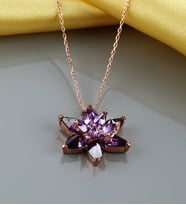 Rose Gold Kaplama Mor Zirkon Taşlı Lotus Çiçeği Hediyelik Kolye