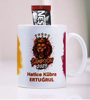 BBaskı  Kişiye Özel İsim Yazılı Sarı-Kırmızı Taraftar Kupa Bardak  Tribün Ruhu Temalı Tasarım  A Kalite Premium Porselen (%80 porselen / %20 seramik)  Kalıcı Baskı (Net Detay / Canlı Renkler)  Bulaşık Makinesinde Yıkanabilir