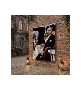 Koltukta Oturan Atatürk- Takım Elbiseli Atatürk poster Bayrak Raşel Kumaş 100x150 cm ATA25