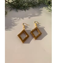 Gold Renk Simli Gold Aksesuarlı Karo İçi Boş Şekil Epoksi Küpe El Yapımı Hediyelik