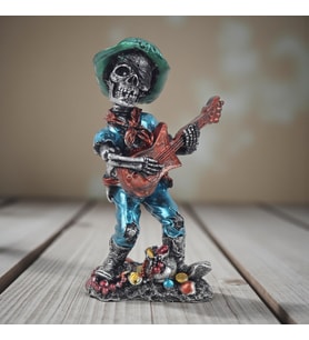 Karayip Korsanları Gitarist Müzisyen Kurukafa Heykel Masaüstü Biblo 19 cm –Ev Ofis Yeni Yıl Hediyesi (Çok Renkli)