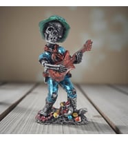 Karayip Korsanları Gitarist Müzisyen Kurukafa Heykel Masaüstü Biblo 19 cm –Ev Ofis Yeni Yıl Hediyesi (Çok Renkli)