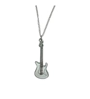 Elektro Gitar Figürlü Metal Kolye – 60 cm Zincir – Zamak Kaplama – Unisex Müzik Temalı Takı (Gümüş)