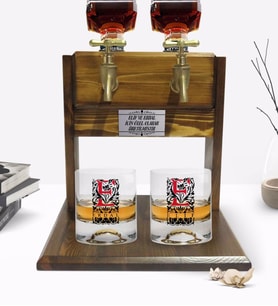 BK Gift Kişiye Özel Renkli Baskılı Harf Tasarımlı İkili Viski Bardağı ve Çift Musluklu Doğal Ahşap Viski Standı-7 (Model 1)