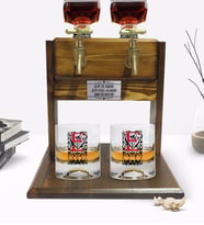 BK Gift Kişiye Özel Renkli Baskılı Harf Tasarımlı İkili Viski Bardağı ve Çift Musluklu Doğal Ahşap Viski Standı-7 (Model 1)