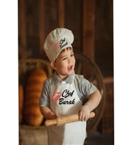 Chef Tasarımlı Askılı Önlük Ve Şapka ( yaş ve isim bilgisi soru kısmından) (Beyaz)