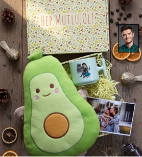 Kişiye Özel Karikatürlü Gamer Arkadaşa Hediye Hediye Kutusu - Kişiye Özel T Pastel Kupa, Peluş Yastık, Fotoğraf 1 Adet Doğum Günü Hediyesi