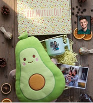 Kişiye Özel Karikatürlü Gamer Arkadaşa Hediye Hediye Kutusu - Kişiye Özel T Pastel Kupa, Peluş Yastık, Fotoğraf 1 Adet Doğum Günü Hediyesi