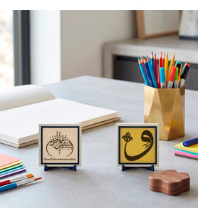 Huzur Veren “Vav” Kaligrafisi ile Özel Deri Bismillahirrahmanirrahîm Detaylı İkili Masaüstü Dekoru - Kalıcı Hatıralık 10x10 cm, Pudra - Sarı