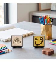 Huzur Veren “Vav” Kaligrafisi ile Özel Deri Bismillahirrahmanirrahîm Detaylı İkili Masaüstü Dekoru - Kalıcı Hatıralık 10x10 cm, Pudra - Sarı