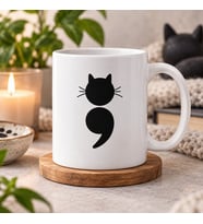 Minimal Kedi Noktalı Virgül Sembollü Baskılı Kupa – Kedi Sever Hediyesi
