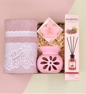 Pudra Pembesi Havlu& Pembe Lotus Model Buhurdanlık& Renkli Mum& Dekoratif Oda Kokusu Hediye Seti