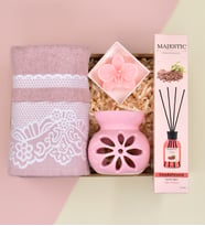 Pudra Pembesi Havlu& Pembe Lotus Model Buhurdanlık& Renkli Mum& Dekoratif Oda Kokusu Hediye Seti