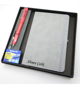 Signator® Codex  N324 Kişiye Özel Defterli Set - İsme Özel Kırmızı Dolma Kalem + İsme Özel Gri Defter + Yedek Kartuş İsme Özel Kutusunda Hediyelik Set (Karışık)