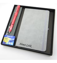 Signator® Codex  N324 Kişiye Özel Defterli Set - İsme Özel Kırmızı Dolma Kalem + İsme Özel Gri Defter + Yedek Kartuş İsme Özel Kutusunda Hediyelik Set (Karışık)