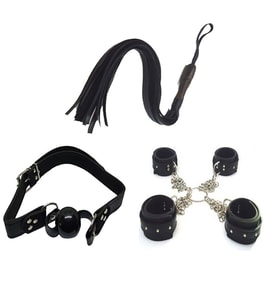 Siyah Fantazi Kırbaç Fantezi Deri El Ayak Kelepçe Fantezi Deri Ağız Topu + Erotik Masaj Yağı(Red Fantasy Whip Fancy Leather Hand Foot Handcuffs Fancy Leather Mouth Ball + Erotic Massage Oil)