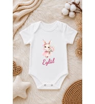 Kız Bebek Kişiye Özel İsimli Zıbın – Çiçek Buketli Sevimli Tavşan Temalı Kısa Kollu Bebek Body