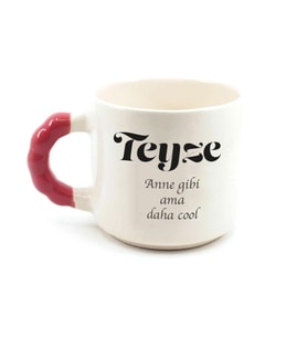 Teyze Baskılı Kırmızı Kulplu Boncuk Kupa