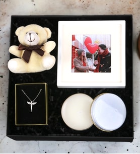 Kişiye Özel Çerçeve Peluş Ayıcık Anahtarlık & Melek Kolye Metal Kutu Mum Hediye Setleri
