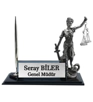Kişiye Özel Tasarım Cam Masaüstü İsimlik - Ofis İsimlik - Masalık – Masa İsimliği – Ofis İsimliği – Yönetici İsimliği – Kişiye Özel Hediye – Themis Adalet Heykeli İsimlik