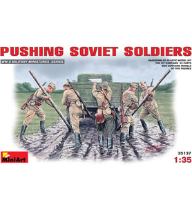 Miniart 35137 – Pushing Soviet Soldiers