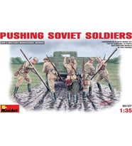 Miniart 35137 – Pushing Soviet Soldiers