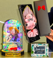 Kişiye Özel Renkli Led Işıklı Fanus ve Kutusunda Pembe Ayıcık Buketi (Model 2)