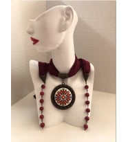 Kanaviçe İşlemeli Fular Kolye (Bordo)