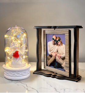 Kişiye Özel 2 Fotoğraflı Dönen Ahşap Çerçeve ve Led Işıklı Beyaz Melekli Fanus Hediye Seti