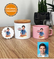 Kişiye Özel Karikatürlü Doğum Günü Hediyesi Hediye Seti Pastel Fincan, Kalemlik, Anahtarlık Erkek Sevgiliye Babaya Abiye Doğum Günü Hediyesi (Pembe)