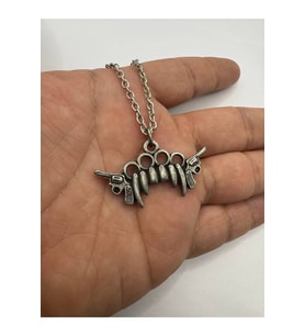 Silah ve Vampir Dişi Figürlü Gotik Unisex Kolye – Karanlık Gücün Simgesi (Gümüş)