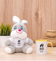 Kişiye Özel Herkes Delirdi Tasarım Esprili Peluş Tavşan ve Sarı Kupa