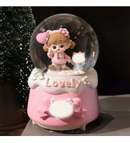 Lovely Kız Figürlü Temalı Işıklı Müzikli Püskürtmeli Büyük Boy Kar Küresi (Pembe)