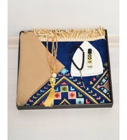 Çeyizlik Hediyelik Seccade Set – Kadife Kilim Desen, Eşarp, Tesbih, Takke, Esans ve Özel Kutu (Lacivert)