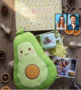 Kişiye Özel Karikatürlü Uçuyorum Aşkından Sevgiliye Hediye Hediye Kutusu - Kişiye Özel T Pastel Kupa, Peluş Yastık, Fotoğraf 1 Adet Sevgililer Günü Hediyesi