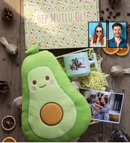 Kişiye Özel Karikatürlü Uçuyorum Aşkından Sevgiliye Hediye Hediye Kutusu - Kişiye Özel T Pastel Kupa, Peluş Yastık, Fotoğraf 1 Adet Sevgililer Günü Hediyesi